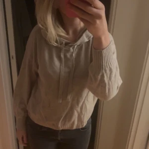 En jättefin kort-hoddie💕 - En jättefin kofta med luva från GAP i storlek M, har används enstaka gånger och är som ny. Säljer pga att jag knappt använder den. (Pris går att diskutera)