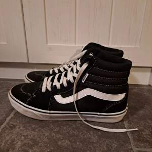 Vans Sk8-Hi i mycket fint skick. Använda ca två gånger. Storlek 41.