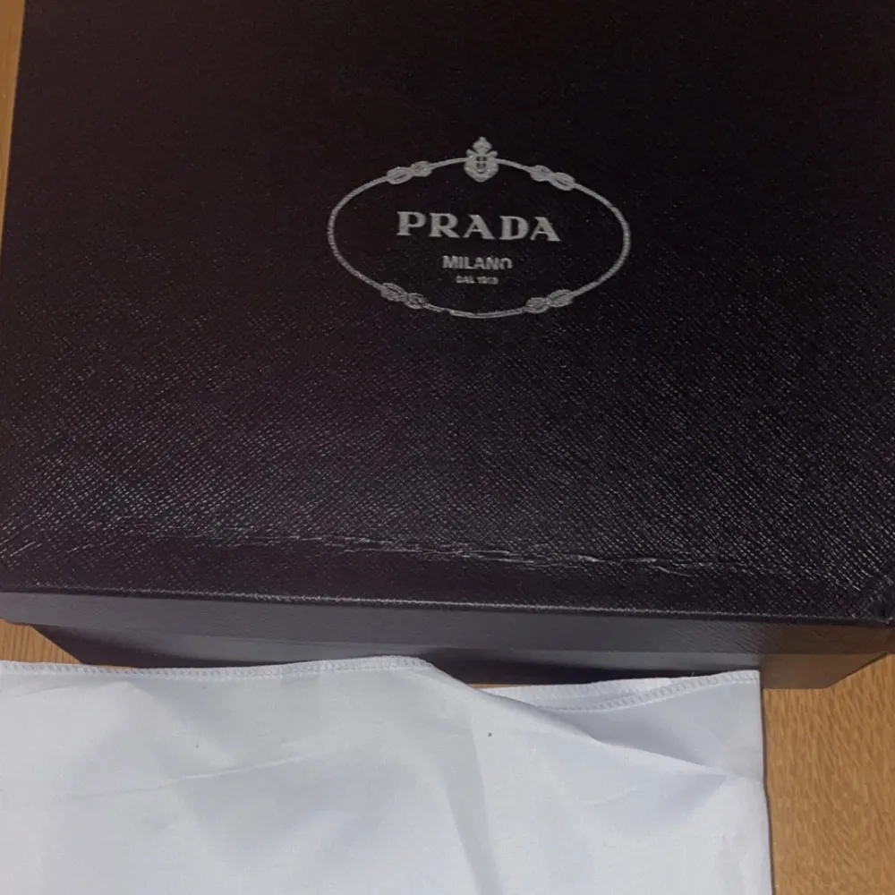Säljer min Prada väska i nytt skick den är helt ny och har inga defekter eller annat(pris kan diskuteras vid snabb affär). Väskor.