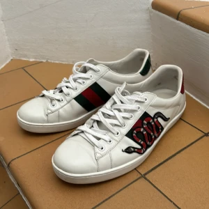Gucci ace skor - Tja säljer nu mina Gucci ace skor som är riktigt feta med orm på sidan, skicket är 8/10 minimal slitage på ena syns på sista bilden. Nypris 8 tusen mitt pris 2499