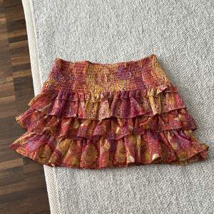 Superfin kjol från zara i storlek S🙌🏼 använd gärna köp nu💗