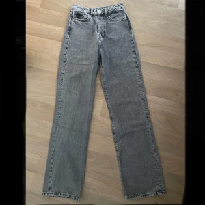 Gråa jeans - De är använda lite grann men finns inga fula märken utan de ser likadana ut som när jag köpte dem :)