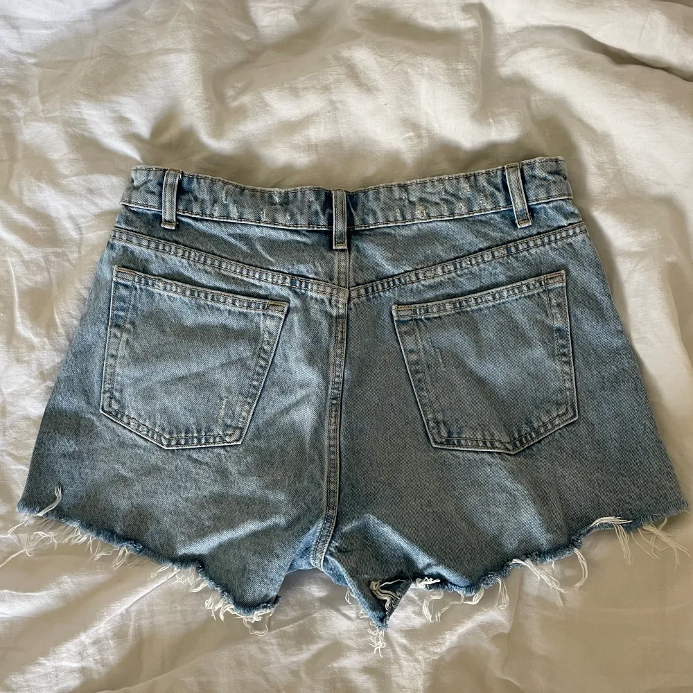 Jeansshorts från Zara. Bra skick!. Shorts.