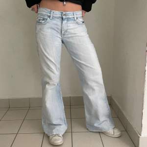 Lågmidjade bootcut jeans från Tommy Hilfiger! Midjemått 37cm tvärs över, innerbenslängd 71cm