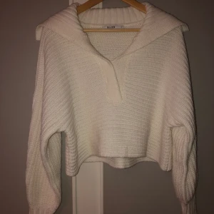 Stickad tröja - Vit stickad tröja från NA-KD i storlek S. Bra passform och bra kvalité. Inga synliga defekter eller tecken på användning, fortfarande i väldigt bra skick✨