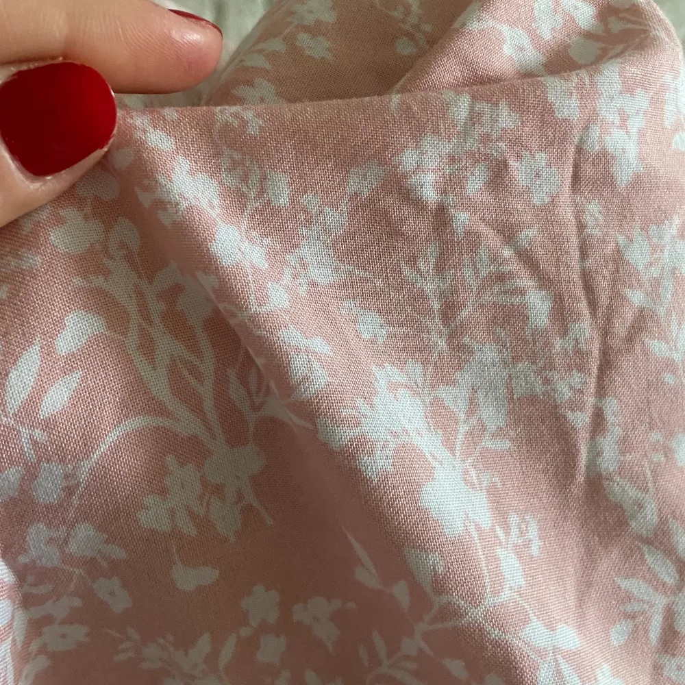 En jätte fin rosa blommig kjol som tyvärr inte används mycket, är inte riktigt min stil längre, använt den max 3 gånger 🤍. Kjolar.