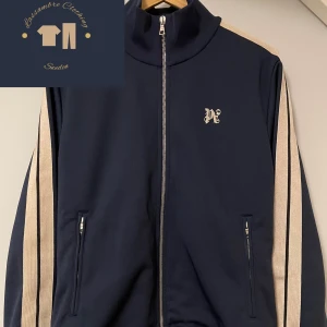 Palm Angels Tröja - Nu Säljer vi denna tvär feta Palm angels tröjan skick 9/10 som ny, hör av er vid frågor eller om ni vill ha mer bilder. !Allt org plus orderbekräftelse finns! Pris ej hugget i sten