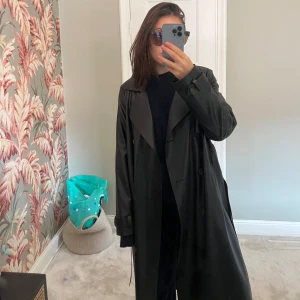 Helt ny skinnjacka  - Säljer min skiiitsnygga skinnjacka/kappa från zara. Använder den inte men är perfekt nu för våren då den är lagom varm och sval.🥰 Storlek S, nypris ca 1500kr