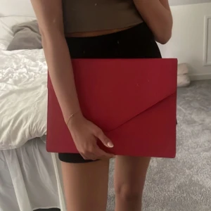 Datorfodral  - Jättefint datorfodral från By Bianca. Det är helt i nyskick och finns inga defekter! Bilderna är lånade❣️Skriv om ni har några frågor🤍