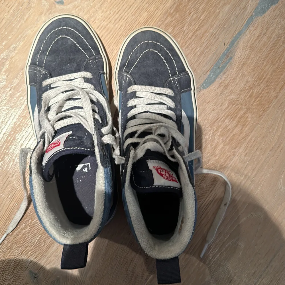 Ett par Vans sneakers i blå och de är fodrade inuti så passar perfekt till hösten/vintern. De tål regn och snö står det i skon och sulan är även lite högre. Storlek 38 men passar även 39, dom jag vanligtvis har!🤩. Skor.