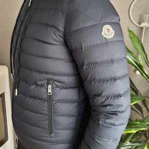 En unisex Moncler vår jacka. Använd enstaka gånger men super bra skick. Den är i storlek 3