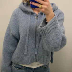 Stickad zip hoodie  - Säljer denna superfina blå stickade zip hoodie från Zara i storlek xs-s💗 Lånade bilder 