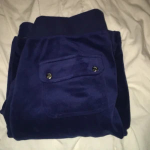 Juicy couture byxor - Säljer mina mörkblå juicy couture byxor då jag var dum o tog bort lappen innan jag äns prova dom så dom är helt enkelt för långa för mig bara, dom är knappast använda och är i storlek S. Köpte för 1200 sänker till 850 kan diskutera pris vid snabbtköp