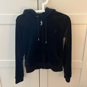 Juicy Couture set - Säljer då de inte kommer till användning längre. Tröjan är använt ett fåtal gånger men byxorna är lite slitna längst ner. 