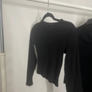 Basic svart långärmad  - Basic svart långärmad tröja i storlek S💕