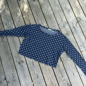 Cropad tröja - Cropad tröja med prickar så cute