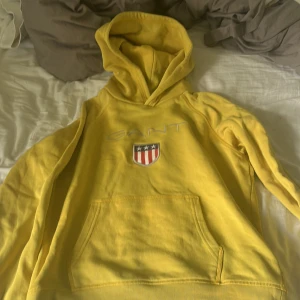 En gant Hoodie  - Den här hoodien är i 10/10 skick då den inte har några fläckar eller skador 