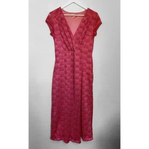 Klänning - Söt klänning från ”Pernilla Wahlgren” i storlek M! Köparen står för frakten men kan även mötas upp i Uppsala, Knivsta eller Sigtuna! Tveka inte att fråga mig om något💗