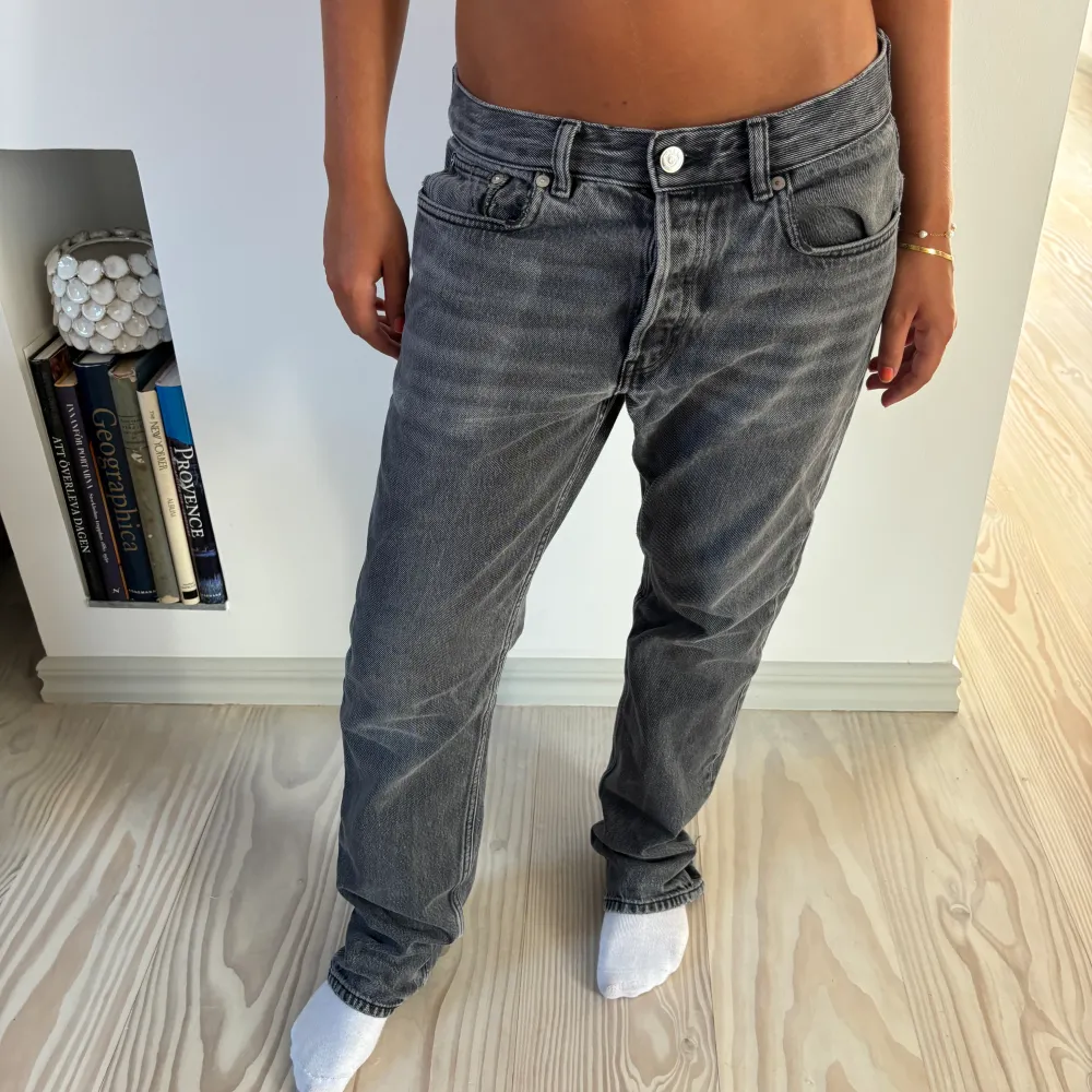 Snygga grå jeans från arket! Jättebra skick! Skulle säga att de passar S-L beroende på hur man vill att de ska sitta! Brukar ha 36 i jeans som referens🖤. Farkut & Housut.