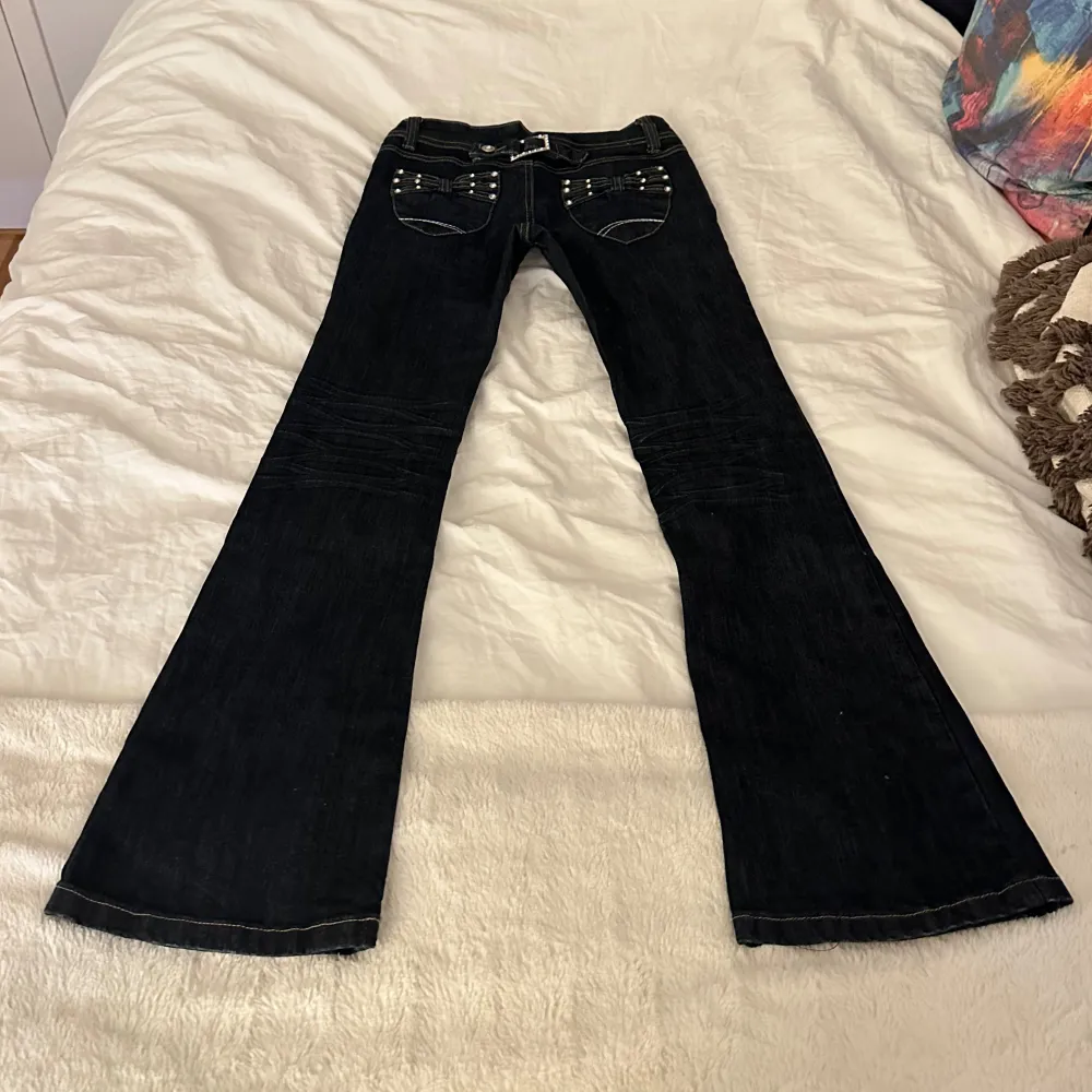 Lågmidjade bootcut jeans, vintage från Parisian 💫 gamla favvisar som tyvärr är försmå nu! 😭💔 Midja: 34cm (tvärs över) innerben: 78cm . Toppar.