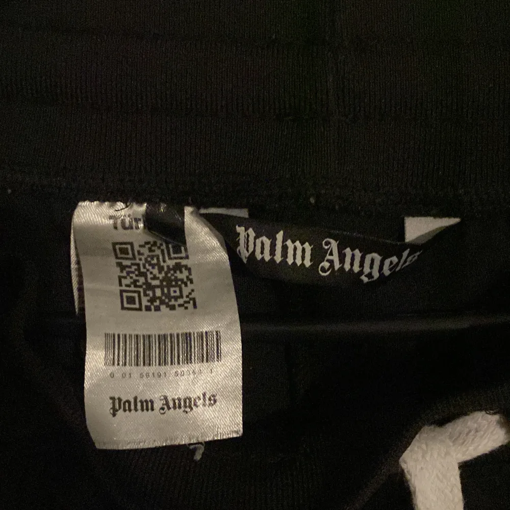 Säljer ett par svarta mjukisbyxor från Palm Angels. Byxorna har vita ränder längs sidorna . De är i bra skick och väldigt bekväma. Perfekta för en avslappnad stil eller träning. . Farkut & Housut.