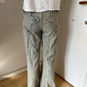 Coola jeans - Jättesnygga jeans som är köpta från h&m för längesen, super coola fickor och har tagit bort lappen men dem sitter baggy på mig som brukar ha s/36 i jeans 🥰🥰