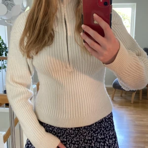 Vit stickad tröja från H&M - Säljer en superfin vit stickad tröja från H&M. Den har en dragkedja framtill och är ribbad vilket ger en snygg och bekväm passform. Perfekt för höst och vinter! . Passar både till vardags och lite finare tillfällen. 🌟