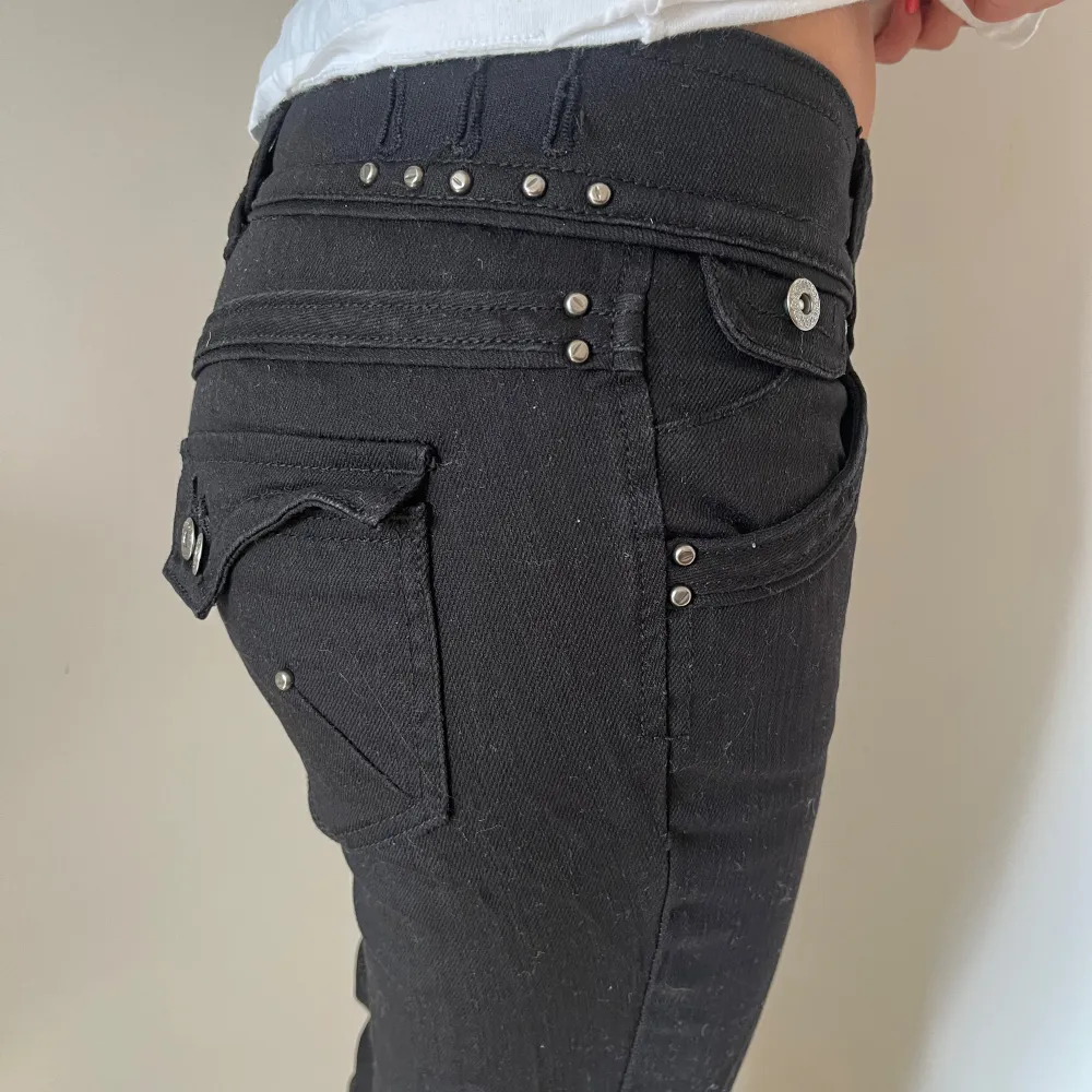 Så coola svarta jeans som är köpta i London, dem har jättefina detaljer och coola fickor!! Den är långa på mig som har storlek 36. Jeans & Byxor.