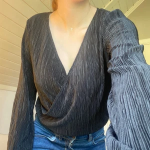 Svart ribbad blus  - Svart blus i gott skick! Ej kommit till användning💖