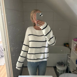 randig stickad tröja - säljer denna jättemysiga och sköna tröjan, har aldrig använt💞 