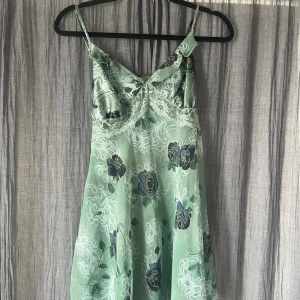 Vintage sidenklänning  - Suuuuper sött vintage siden ”nattlinne”!!💙💚💙 går super att använda som klänning (obs relativt genomskinlig). Saknar storlek men skulle säga en M, men går att justera under bysten med knytband! Skriv privat för fler bilder 