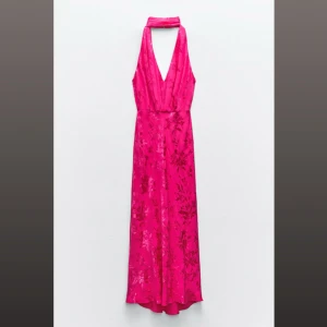 Rosa långklänning - Viral rosa klänning från Zara som såldes slut direkt! Den har en så fin scarf som hänger runt halsen och bak på ryggen. Jag har använt klänningen en kväll på ett bröllop🌸 Skriv för fler bilder eller frågor!