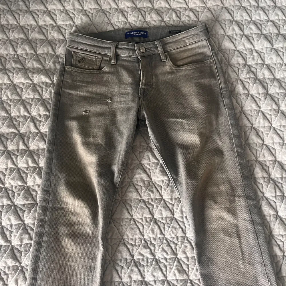 Ett par tvärfeta gråa Scotch&Soda jeans i storlek 28/30. Modellen heter ”Ralston” och sitter slim fit. Hör av er vid fler frågor!. Jeans & Byxor.