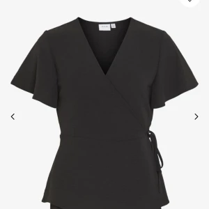 Vila- wrap slutsåld tröja - Säljer tröjan just för att den är för liten , den är i princip ej använd och därav i nyskick 