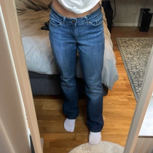Lee bootcut jeans - Jättefina men har inte kommit till användning :(. Har lite ”elasticitetsskada” vid skrevet (se bild 5) men annars i bra skick!