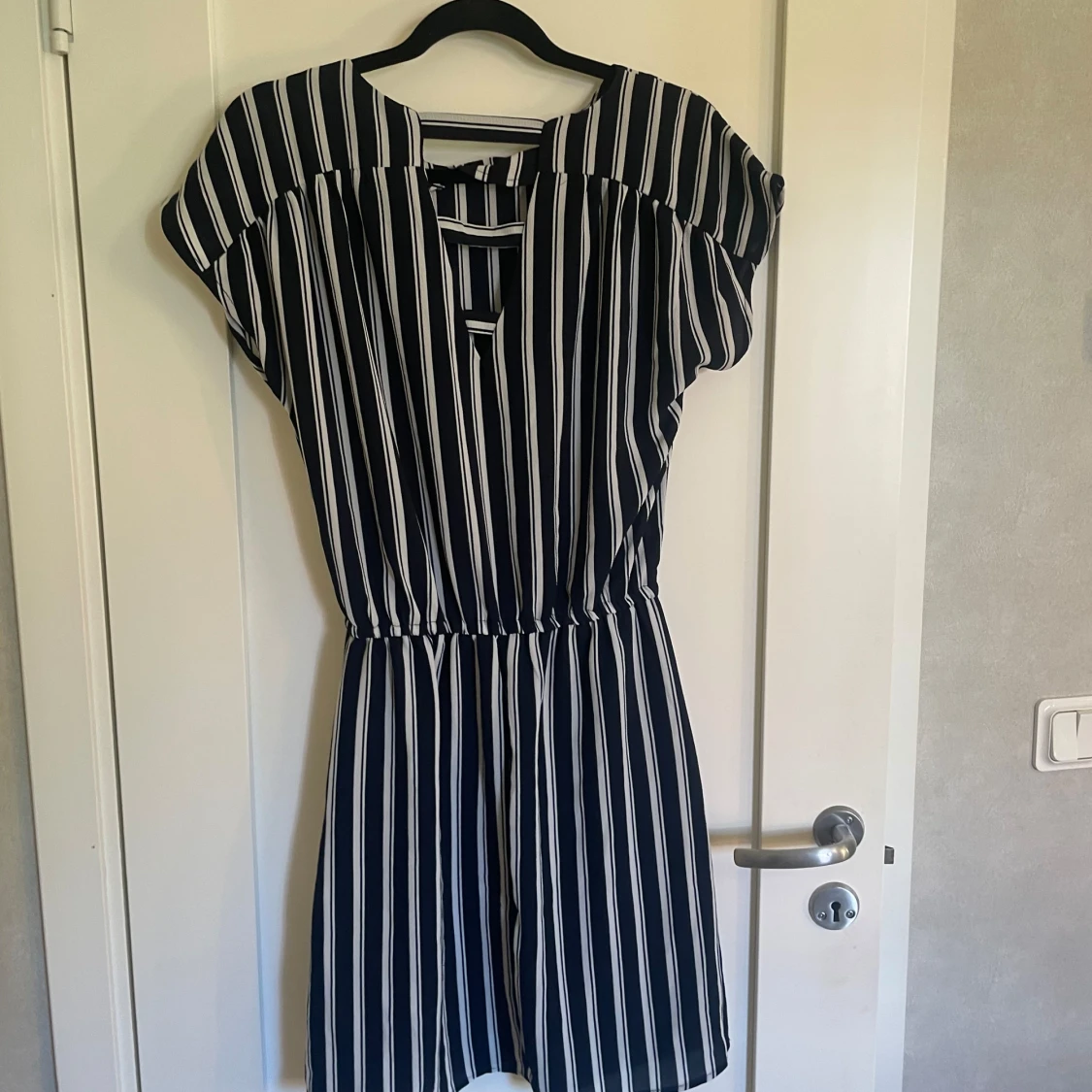 Svart och vit randig klänning - 90