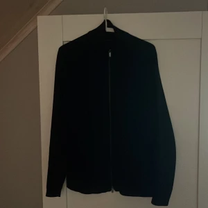 Massimo dutti - Tja! Säljer en riktigt skön Massimo dutti hoodie i riktigt öra skick! Använd en handfull gånger så inga skavanker eller liknande! Va inte rädd för att fråga!