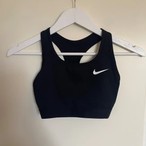 Nike sportbh - En svart nike sportbh/ sporttopp. Använd några gånger så i mycket fint skick, inga defekter. Storlek xs. Säljer då den är för liten. Skriv vid frågor eller vid fler bilder💕