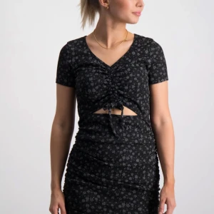 Klänning - En fin svart klänning med fina detaljer🫶💕Oanvänd och prislappen är kvar🥰Kostade 349 men säljer för 99kr☺️💕 Storlek 158/164🤗💖