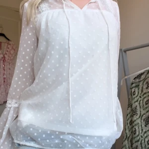 Vit blus  - Säljer min så söt blus från Vila Den har användts sparsamt få gånger men på ena armen har de ett litet hål i från tvätten, syns ej på. ☺️På framsidan finns en liten fläck, p.g.a tröjan ej användts på ett bra tag vet jag ej om den tvättas bort 💝💝
