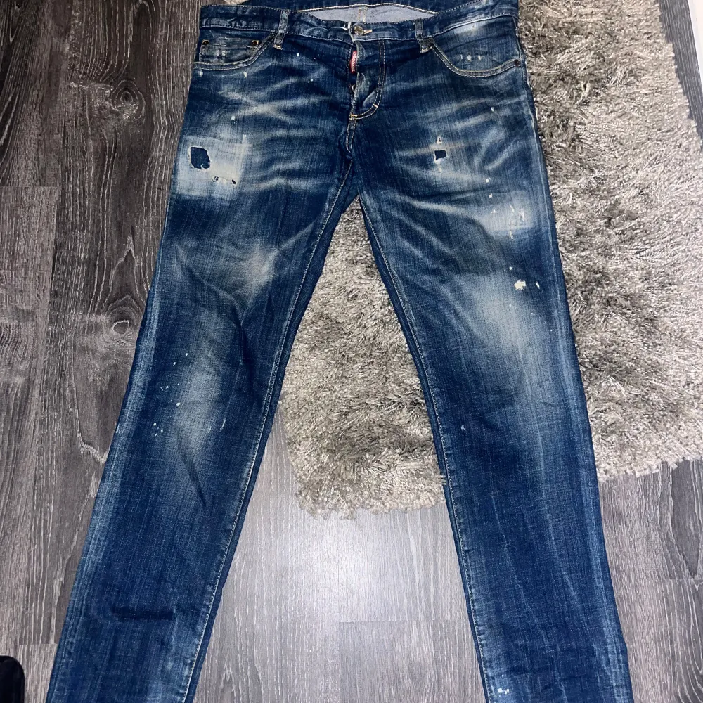 Säljer mina dsq2 jeans eftersom jag inte har nån användning av de längre. Hör av dig vid intresse. . Jeans & Byxor.