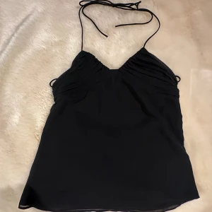 Fest topp - Så fin topp från zara som man knyter runt halsen och bakom på ryggen så ryggen är lite öppen💗💗