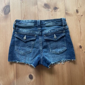 Shorts - Jeansshorts! Så fina o går att justera i midjan❤️Passar xs eller lite mindre s❤️