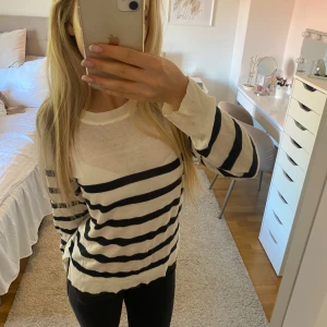 Stickad tröja - Säljer denna tunna stickade  fina tröjan 🥹🙏  skriv om du har några funderingar eller är intresserad av att köpa🫶 säljer billigt då jag måste göra mig av med massa kläder