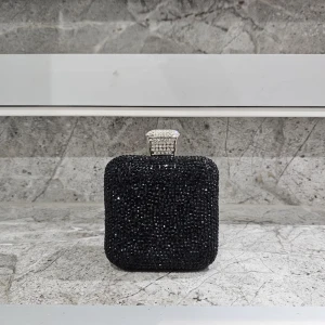 Väska  - En jätte fin kristall väska  den är oanvänd sammt i bra skick.