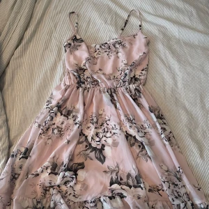 Blommig klänning  - Gullig kort klänning oanvänd men utan prislapp. Köpt i Danmark i någon butik jag inte vet vad den heter. 