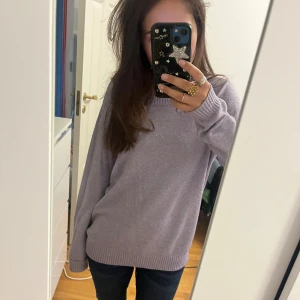 Lila stickad tröja - Skön lila stickad tröja från Vero Moda i storlek S😊 ( bild 2 visar ej den riktiga lila färgen). Jättefint skick och sparsamt använd💜
