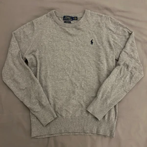 Ralph Lauren sweater, XS - Grå stickad Ralph Lauren sweater i size S, är använd en gång men krympte i tvätten och sitter nu mer som XS, fortfarande grym passform även om den krympte lite  