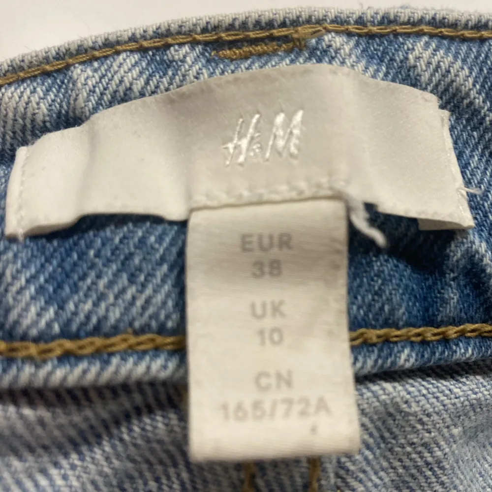 Säljer en snygg jeanskjol från H&M i storlek 38🤍passar mig med XS! Den är endast testad så inga defekter🩷Hör av dig om du har några funderingar🤍. Kjolar.