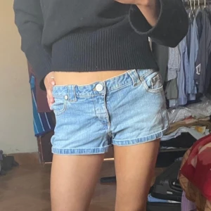 Lågmidjade jeans shorts  - Jätte fina jeans shorts köpta i Spanien på en marknad💗storleken står inte men jag skulle säga att den passar storlek XS ,S och M. Jag har bara anvönt dom en gång💕